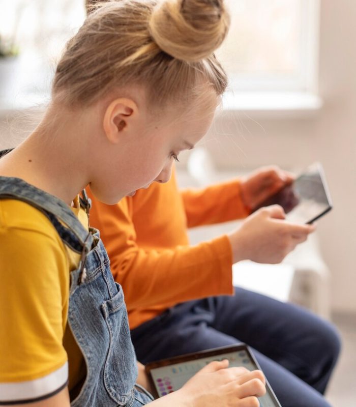 close-up-kids-learning-with-devices_23-2148913682